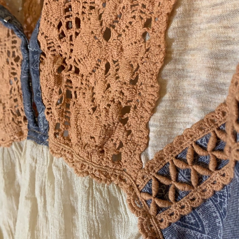 Gimmicks by BKE Paisley OpenBack Bohemian Blouse sz M