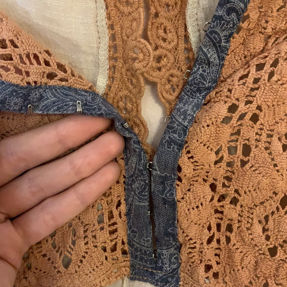 Gimmicks by BKE Paisley OpenBack Bohemian Blouse sz M