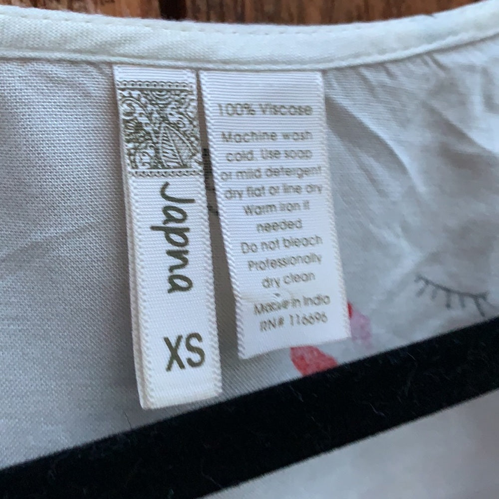 Japna Adorable Kiss Wink Button white Blouse size XS