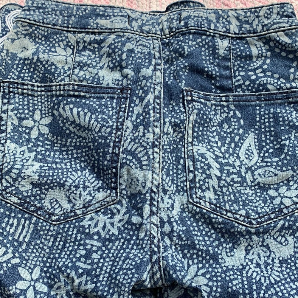 Free People Fun Funky Bellbottoms sz 24 embroidery, blue, and white paisley