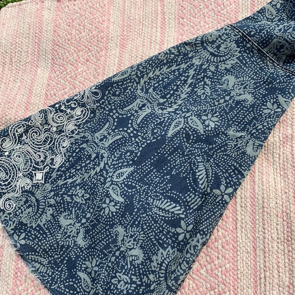 Free People Fun Funky Bellbottoms sz 24 embroidery, blue, and white paisley