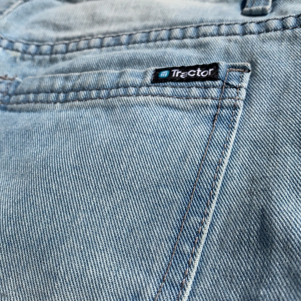 Distressed Light-wash straight leg jean size 5