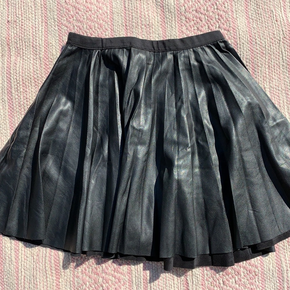 🎀 Fun flirty skater faux leather skirt szM