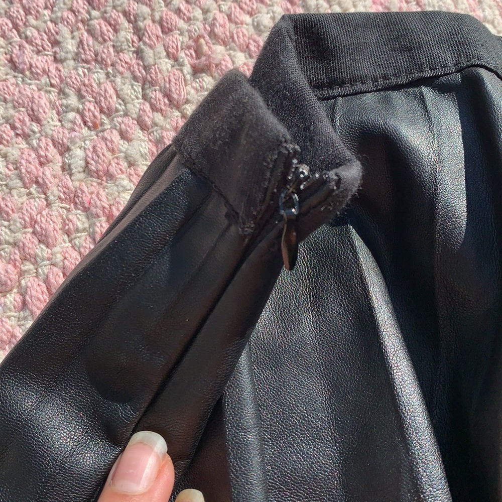 🎀 Fun flirty skater faux leather skirt szM