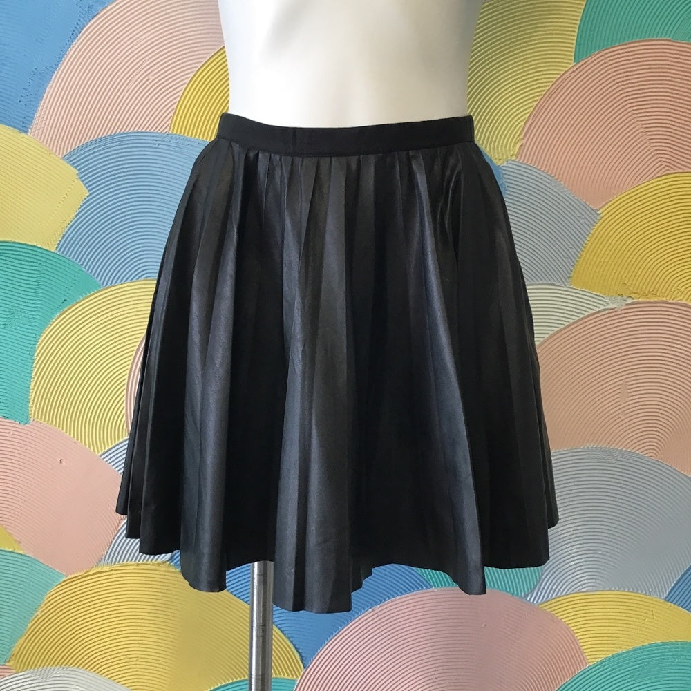 🎀 Fun flirty skater faux leather skirt szM