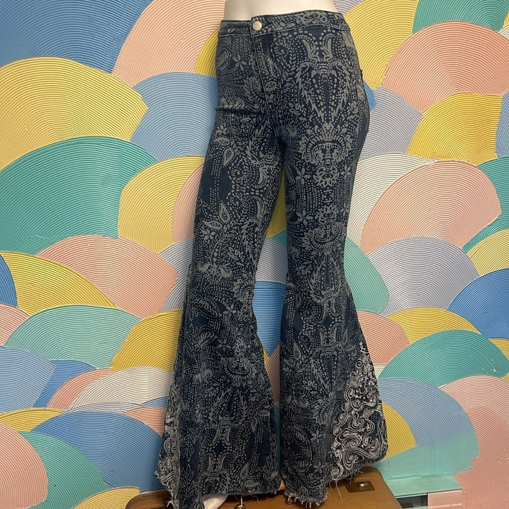 Free People Fun Funky Bellbottoms sz 24 embroidery, blue, and white paisley